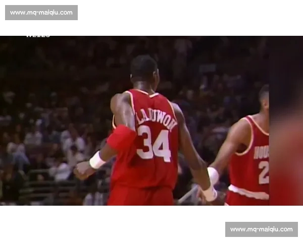 奥拉朱旺亲授梦幻脚步！科比获赞天才传承内线绝学